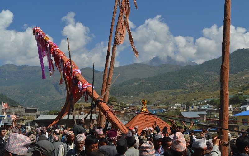 जुम्लाको चन्दननाथ भैरवनाथ मन्दिरमा नयां लिङ्गा खडा गर्दै घटस्थापना