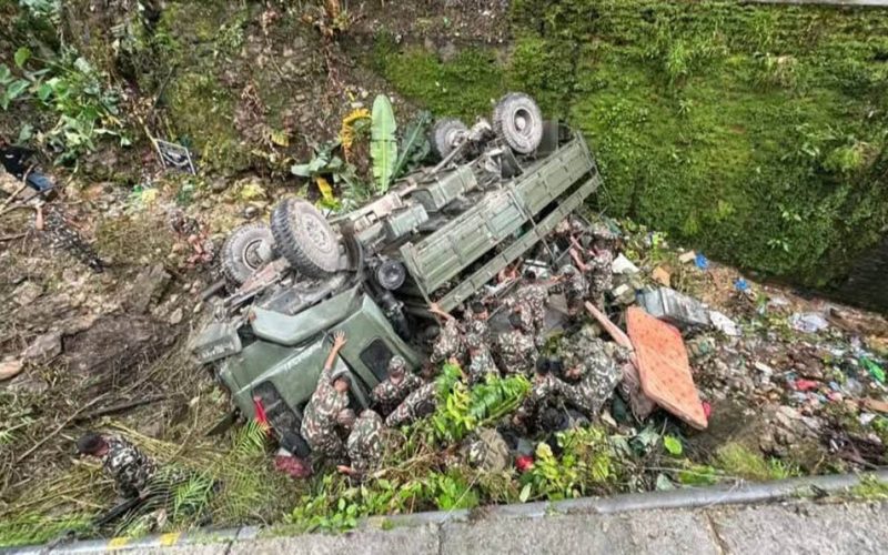 चुरियामाईमा नेपाली सेनाको ट्रक दुर्घटना, १६ सैनिक घाइते