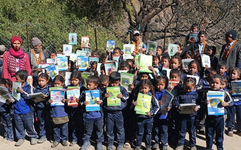 मुगुम कार्मारोङमा १९० विद्यार्थीलाई शैक्षिक सामग्री वितरण