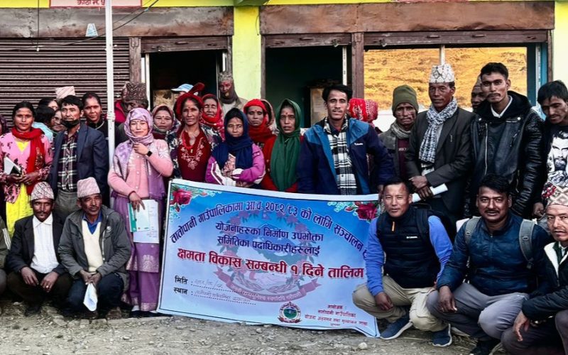 उपभोक्ता समितिका पदाधिकारीलाई क्षमता बिकास तालिम दिदै तातोपानी