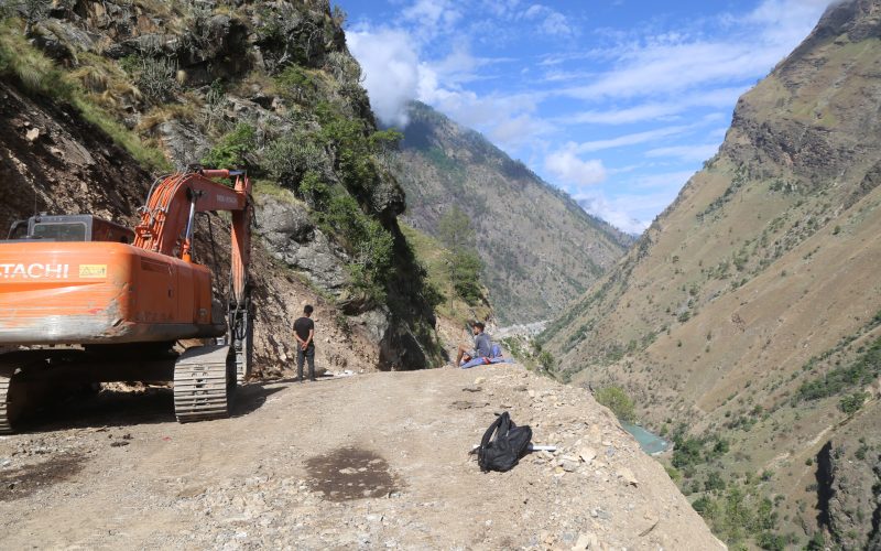 मुगु गमगढी सोरु तारापानी सडक स्तरउन्नती हुदै
