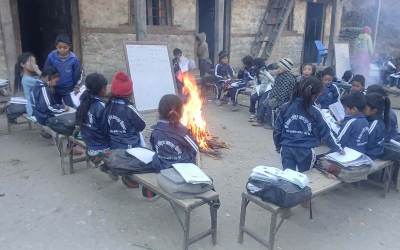 जाडोको असर : आगो बालेर पढदै मुगुम कार्मारोङका विद्यार्थी
