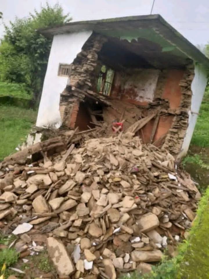 डोटीमा बन्थडी देवताको भराण ढल्यो, पुनर्निर्माणमा स्थानीय जुटे